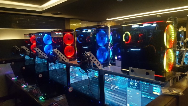 ZAVA-KING과 케이스 OVERCLOCK R200 설치 사진입니다.