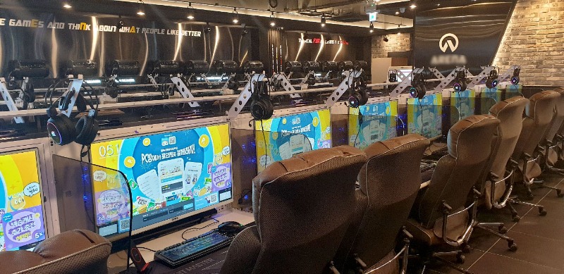  쿨하우스 모니터 암 설치 사진입니다.