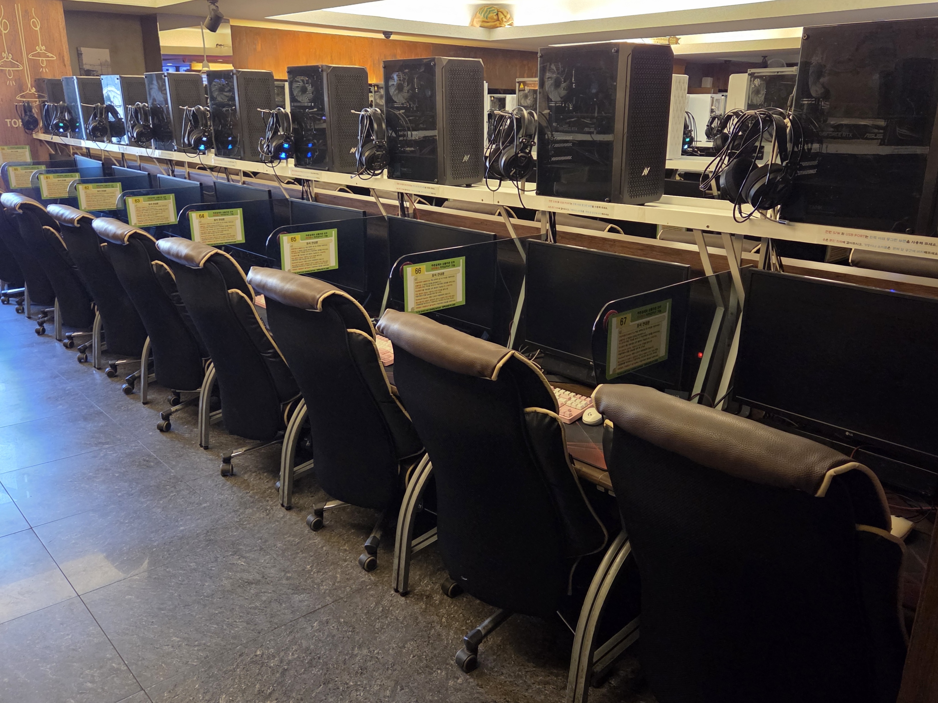 수원 성균관대역 인근에 쿨하우스 플러스 100대를 설치하였습니다.